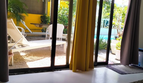 Estudio, vistas a la piscina