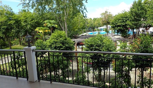 Habitación superior, varias camas, vistas al jardín