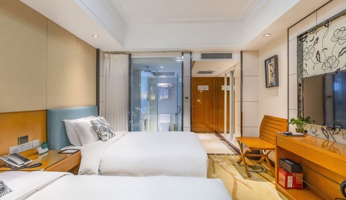 Habitación básica con 2 camas individuales, varias camas