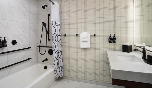 Habitación, 2 camas de matrimonio, accesible para personas con discapacidad, bañera (Mobility)