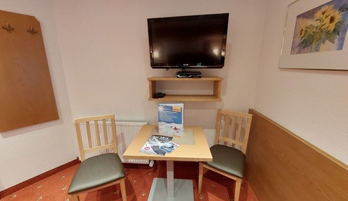 Habitación triple clásica, 1 cama de matrimonio, balcón, vistas a la colina