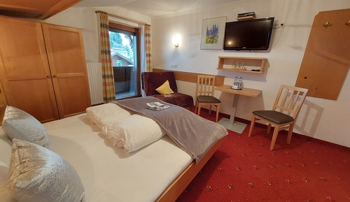 Habitación triple clásica, 1 cama de matrimonio, balcón, vistas a la montaña