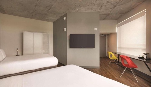 Habitación doble, 2 camas de matrimonio, accesible para personas con discapacidad, en esquina