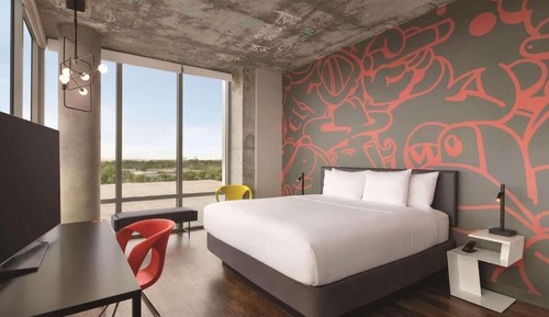 Habitación, 1 cama de matrimonio grande, bañera, en esquina