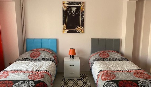 Habitación básica con 2 camas individuales, vistas a la ciudad