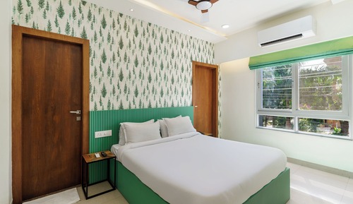 Habitación, balcón, vistas a la montaña