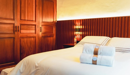 Habitación Deluxe, varias camas, baño privado, vistas al patio