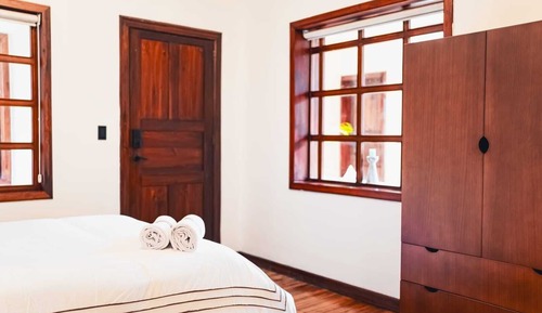 Habitación Deluxe doble, varias camas, baño privado, vistas al patio