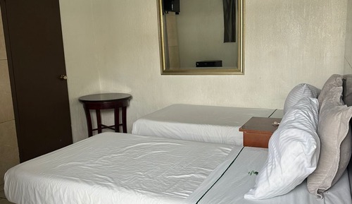 Habitación básica con 2 camas individuales