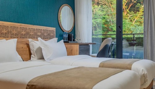 Habitación con 2 camas individuales, balcón