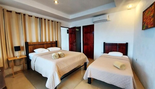 Habitación triple familiar, vistas a la laguna