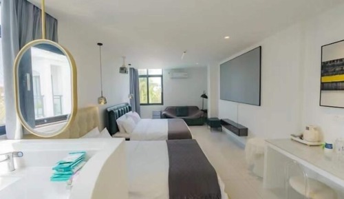 Habitación superior con 2 camas individuales, vistas a la piscina