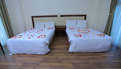 Habitación estándar con 1 cama doble o 2 individuales, balcón, vistas a la ciudad