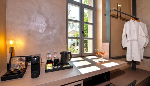 Habitación básica con 1 cama doble o 2 individuales, vistas a la ciudad