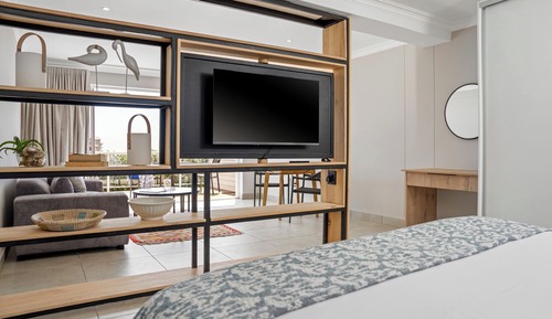 Estudio básico, vistas parciales al mar