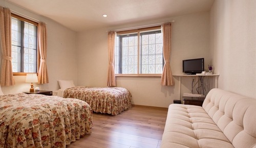 Habitación básica con 2 camas individuales, vistas a la montaña