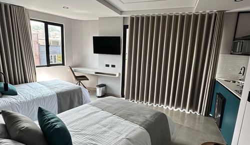 Habitación familiar con 2 camas individuales, balcón, vistas a la ciudad