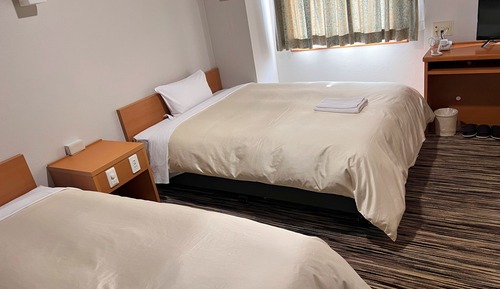 Habitación básica con 2 camas individuales, fumadores