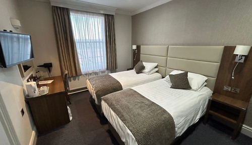 Habitación con 2 camas individuales, baño privado