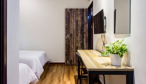 Habitación superior con 2 camas individuales, vistas al jardín