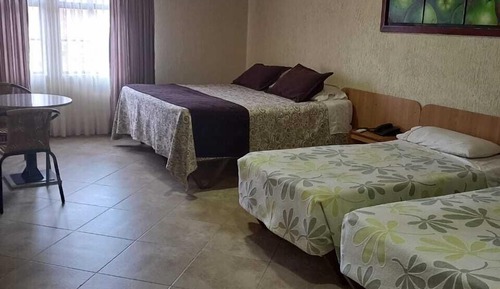 Habitación familiar con 1 cama doble o 2 individuales, vistas a la ciudad