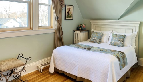 Habitación, 1 cama de matrimonio con sofá cama (The Captains Quarters-On 3rd floor)