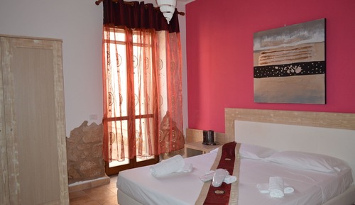 Habitación con 1 cama doble o 2 individuales, patio (Fuxia)