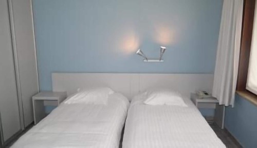 Habitación básica con 2 camas individuales