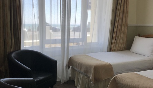 Habitación con 2 camas individuales, vistas al mar