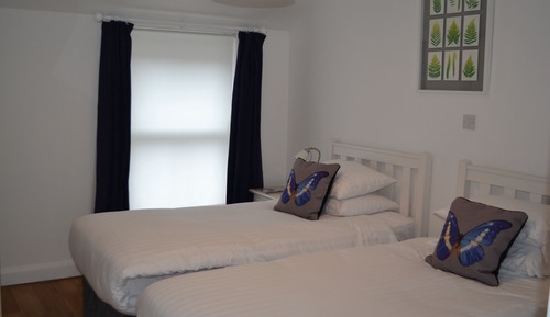 Habitación con 2 camas individuales, baño privado