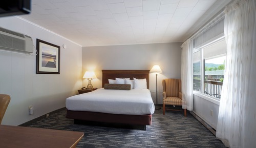 Center Room, 1 King bed 