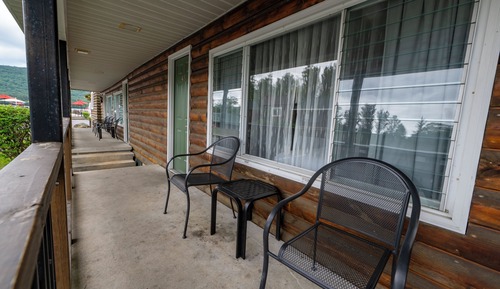 Center Room 1 Queen 1 Double  Front of the Building