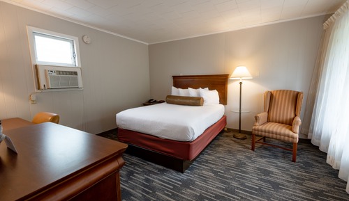 Top Hill North, 1  Queen