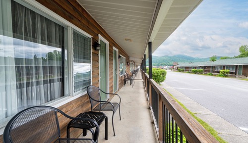 Center, Room 1 Queen  Bed