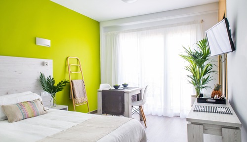 Estudio, terraza, vistas parciales al mar