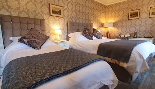 Habitación superior con 2 camas individuales, baño privado, vistas al jardín (FRONT ROOM)