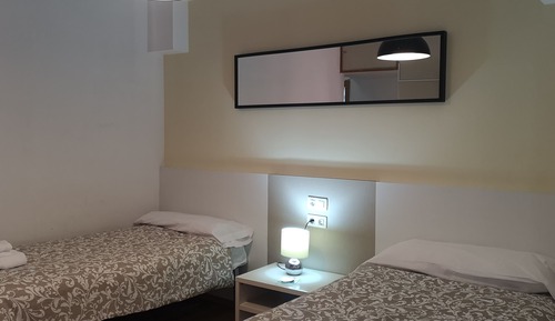 Habitación con 1 cama doble o 2 individuales, baño privado