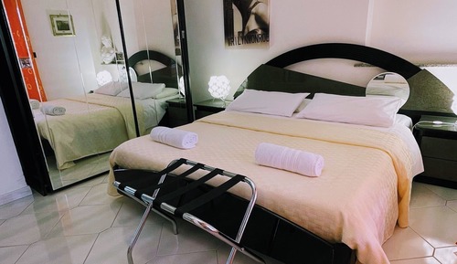 Habitación con 1 cama doble o 2 individuales, baño privado