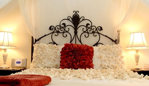 Habitación, bañera, vistas parciales al mar