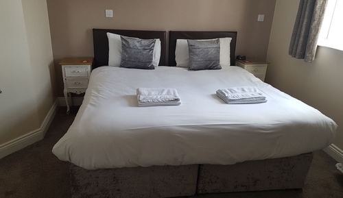 Habitación con 1 cama doble o 2 individuales, baño privado