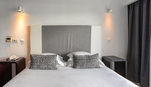 Habitación básica con 1 cama doble o 2 individuales, vistas al jardín
