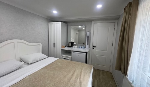 Habitación estándar, 1 cama doble con sofá cama, patio, vistas a la montaña