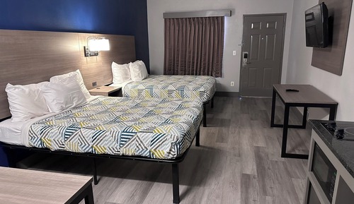 Estudio, 2 camas de matrimonio, bañera accesible