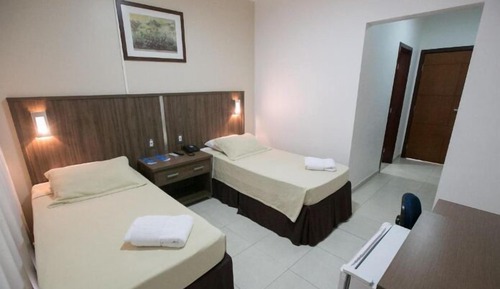 Habitación básica con 2 camas individuales