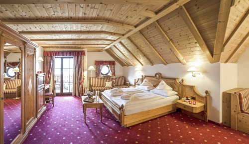 Superior room with balcony and Dolomite view