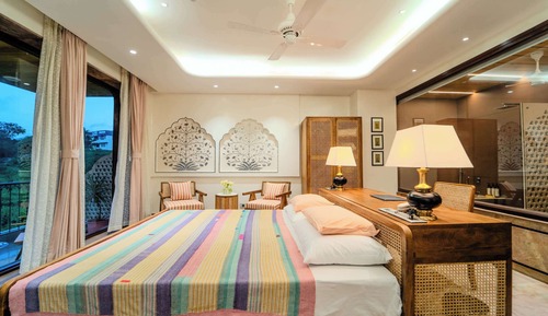 Habitación, balcón, vistas a la montaña