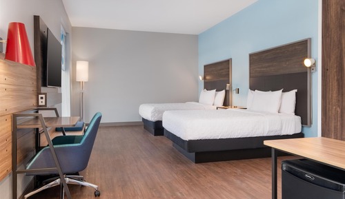 Habitación, 2 camas de matrimonio (Mobility & Hearing, Roll-in Shower)