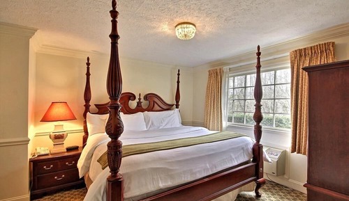 King Fireplace Suite in Highlands Bldg