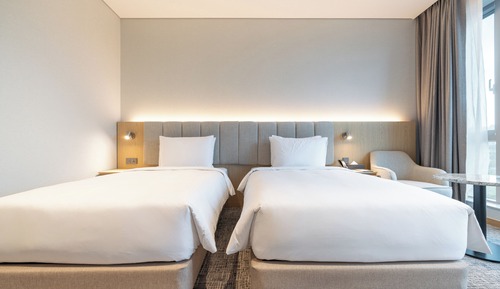 Habitación superior con 2 camas individuales, vistas al lago