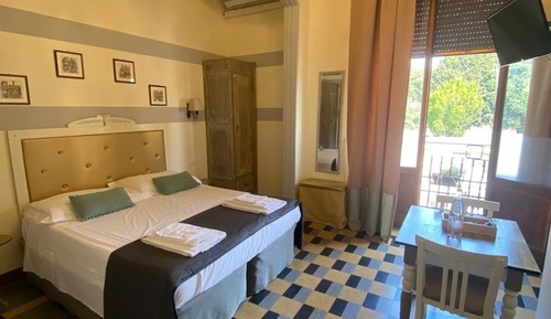 Camera HAPPY con letto matrimoniale o 2 letti singoli, con balcone vista città